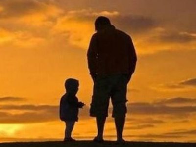 歌曲《父亲》表达了对父亲什么情感？