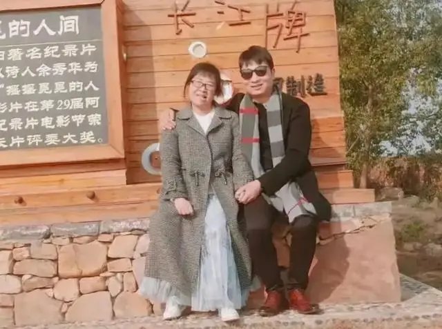 余秀华前男友杨槠策直播连续自扇 100 多个耳光，此番操作是为了求和吗？