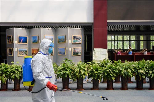 女孩踩点上班被保安大爷追着消毒，遭到了网友怎样的调侃？