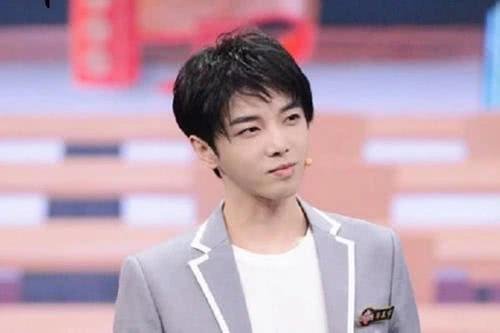 华晨宇在酒吧吸烟的照片被曝光，作为公众人物，此举带来了什么影响？