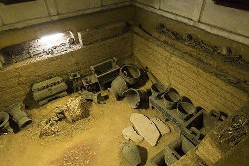 90后男子跟着视频学盗墓，却被墓石砸伤多处骨折，盗墓为何违法？