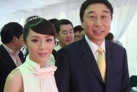 闫学晶是冯巩的老婆吗？