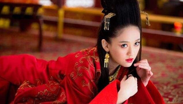 新笑傲江湖中 东方不败把心换给了任盈盈是怎么回事