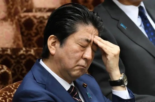 日本前首相安倍晋三因伤势过重不治身亡，是否说明当地的治安不够严谨？