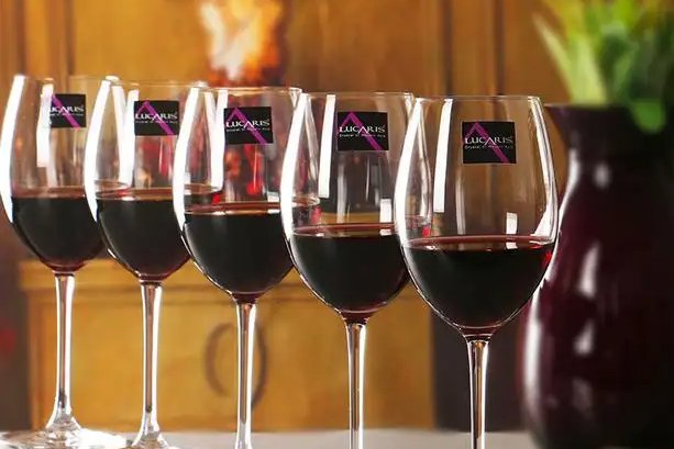 举着红酒杯排队做核酸的上海大叔找到了，为何被称为“上海爷叔典范”？