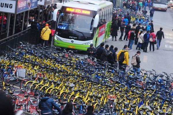 停车两小时被共享电动车层层包围，如何看待这种现象？