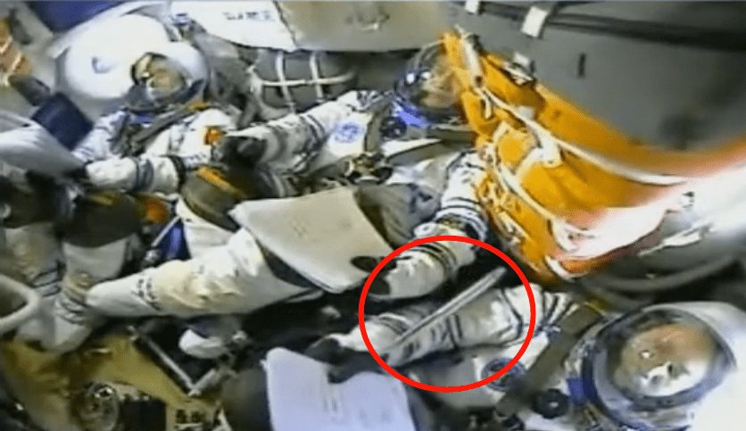 蔡旭哲舱内玩笔体验失重感，这是一种什么原理？