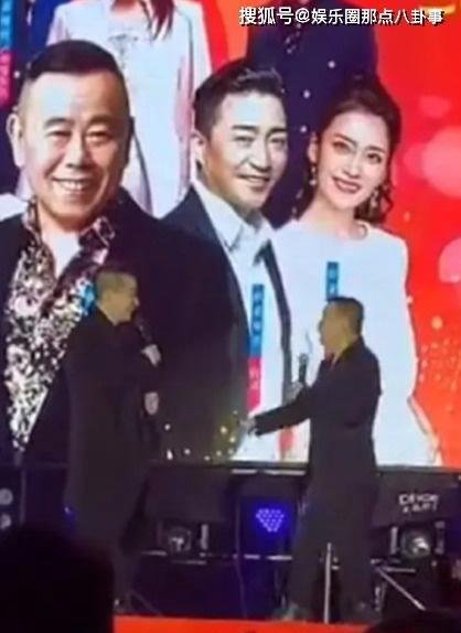观众为了看潘长江演出爬上树 这是咋情况？