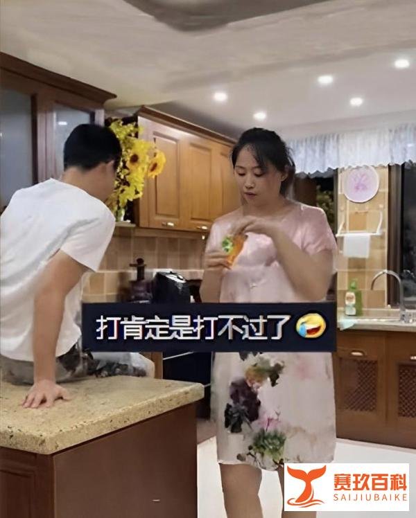 夫妻合作换灯泡妻子全程驮着丈夫，神情淡定悠闲吃零食，网友看懵
