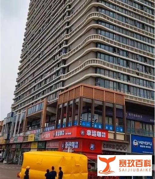 女子从十多层高楼坠亡 目击者发声