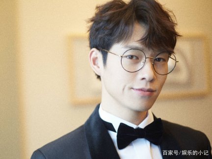 王源魏大勋逛街被拍到翻越栏杆,两人发文致歉,网友原谅他们了吗?