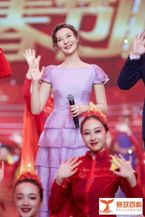 柯蓝穿16年前礼服主持，一袭蛋糕裙甜似小姑娘，会保养真的挺重要