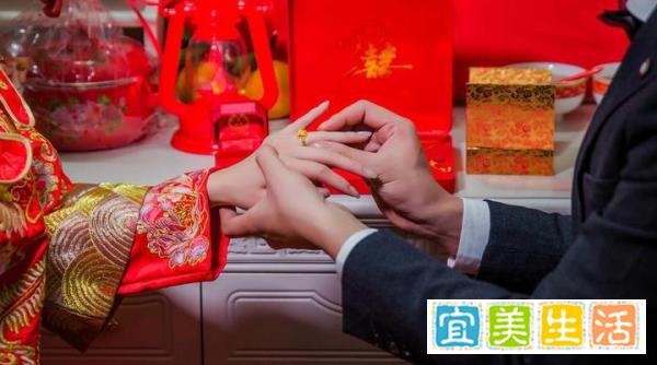 一对男女被按着头拜堂，知情人回应：均有精神疾病，希望互相照顾