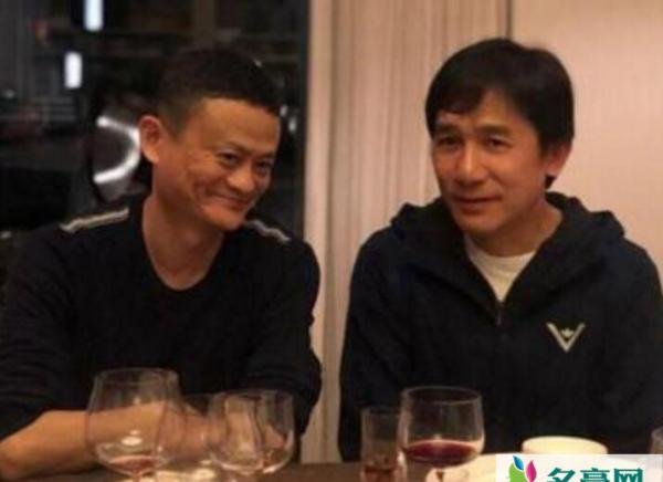 马云梁朝伟同框照 马云端着酒杯与梁朝伟相互搂肩拍照