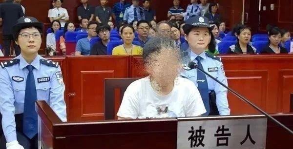 女官员受审时脱掉衣服还咬舌自尽，全程戏精附体