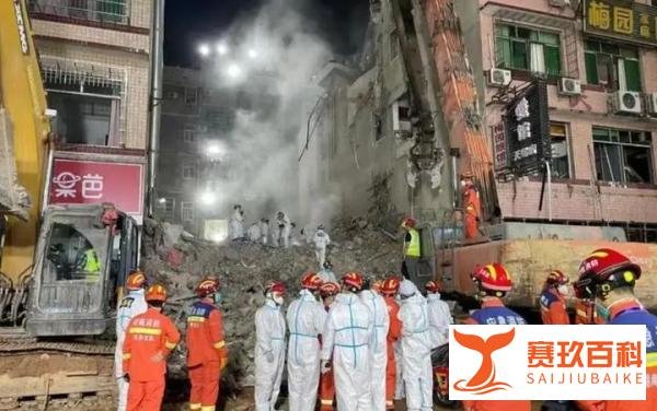 长沙致54死违建民房倒塌事故：一个违建捞钱，一个捞钱不办事