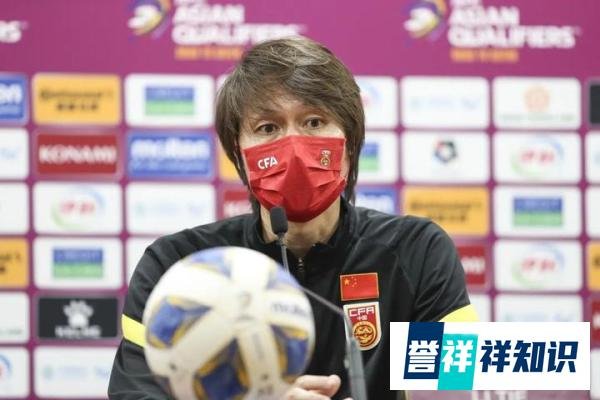 国足1-1澳大利亚，赛后李铁化身懂王，开32分钟发布会
