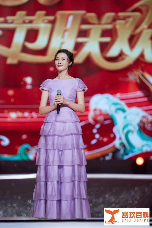 柯蓝穿16年前礼服主持，一袭蛋糕裙甜似小姑娘，会保养真的挺重要