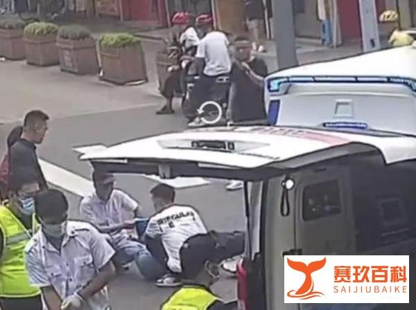 外卖员被撞倒地好心大哥帮其遮掩 这是咋情况？