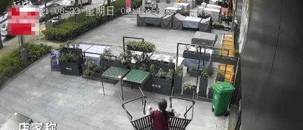 汗颜！武汉一大妈2天跑8趟偷走餐厅14把椅子，竟然拿去当废铁卖了