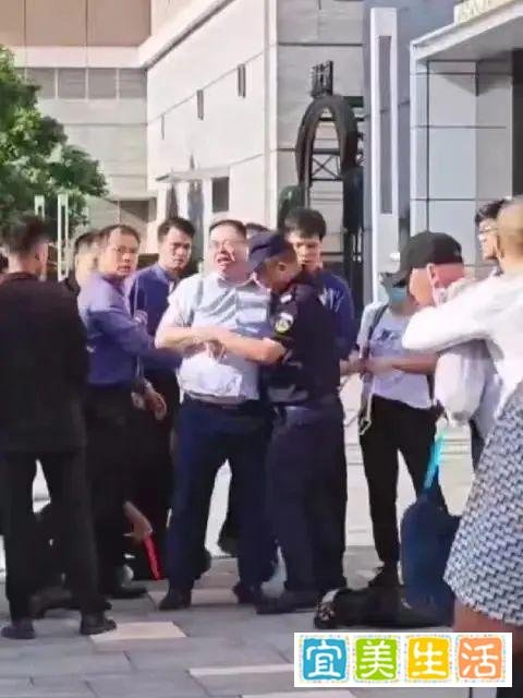 千亿身价，当众被打！2023年中国最惨的男人出现了