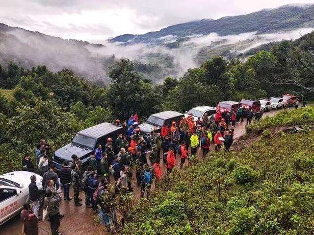 云南哀牢山4名遇难地质人员为何用塑料雨衣？