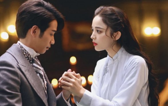《十二谭》刘以豪被娜扎亲出口红印，“今夜”夫妇在片场有哪些互动？