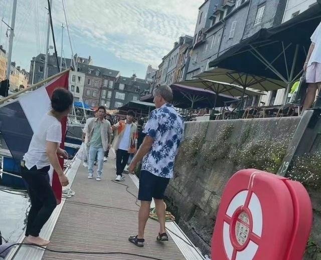 周杰伦晒MV拍摄现场，表示“六七月发新专辑”，这次的他还会搁置吗？