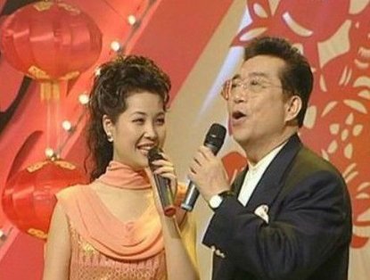 81岁李双江和小27岁娇妻同框甜蜜如初，如何才能让爱情保鲜呢？