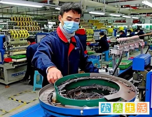 董明珠：大学生打螺钉没什么不可以！网友：你问过大学生了吗？