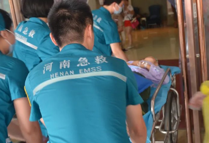 河南大学脑出血去世女生堂姐发声,谁该为这件事负责?