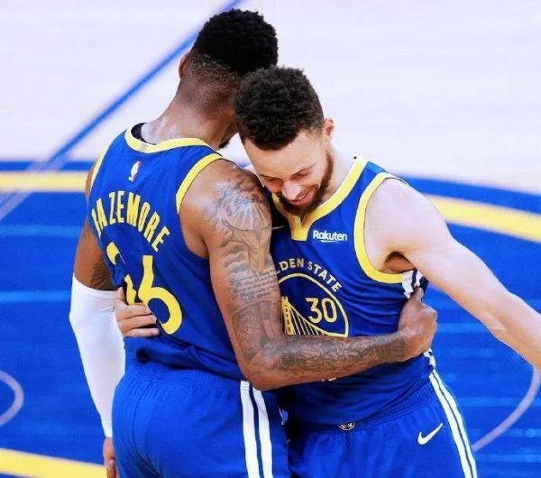 库里加冕NBA常规赛得分王，打破各种纪录，比尔尴尬陪跑
