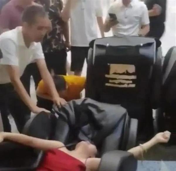 瞬间被整个撕脱!女子在游乐场发生意外