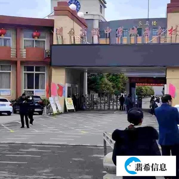 江苏连云港，某中学民转公后，要求学生向班主任私人账户交6500元培养费。