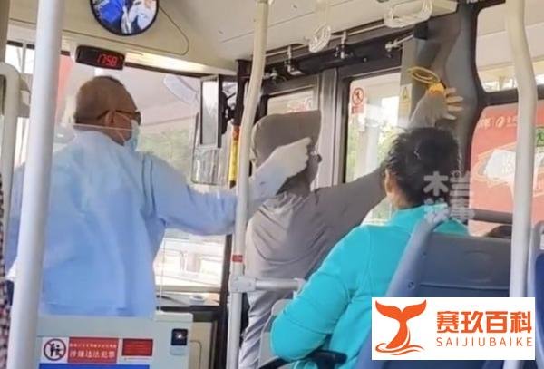 女子公交车强开前门下车,按开“应急按钮”,网友:太嚣张了吧!