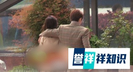 虞书欣刚被袭胸，刘诗诗又疑被95后男星揩油，却都没有“霉霉”刚