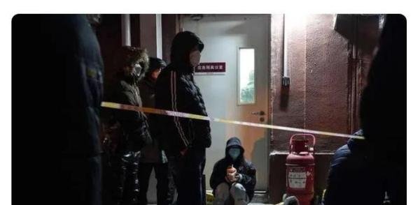 直击发热门诊!排起长龙,已排6小时,老人居多,年轻人开感冒药