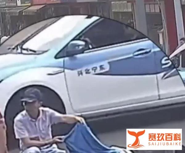 外卖员被撞倒地好心大哥帮其遮掩 这是咋情况？