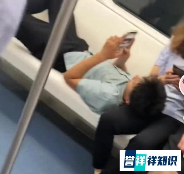 男子地铁占座躺女友腿上玩手机,工作人员:可打电话投诉!