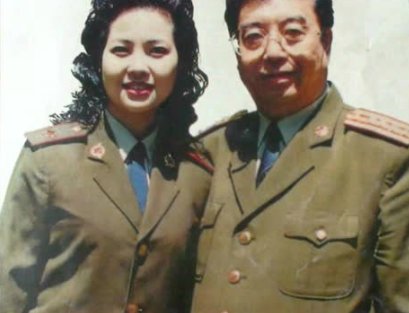 81岁李双江和小27岁娇妻同框甜蜜如初，如何才能让爱情保鲜呢？