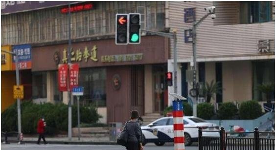 上海“电话亭女士”：吃喝别人给，身上是名牌，活得简单自由