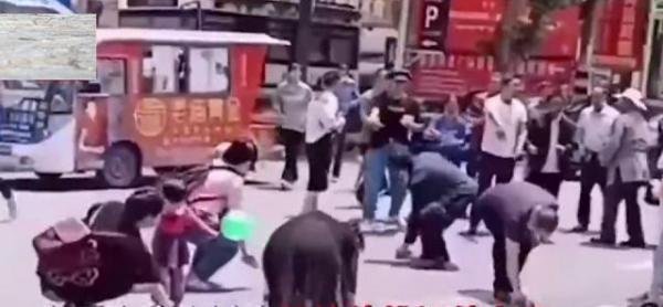 夫妻吵架,当街撒钱,网友说,钱太多,花不完?