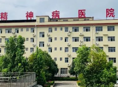 武汉一男子趴在地上学狗叫咬伤两人，他的“丧尸行为”是怎么回事？