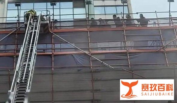 香港铜锣湾世贸中心突发大火:上千人紧急疏散,逾百人被困!