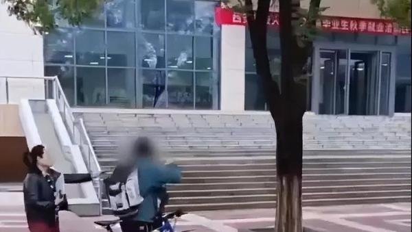 大学生骑车逆行被保安殴打！学校不问学生安危，扣车还要求他道歉