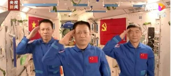 航天员在空间站祝党生日快乐 这是咋情况？