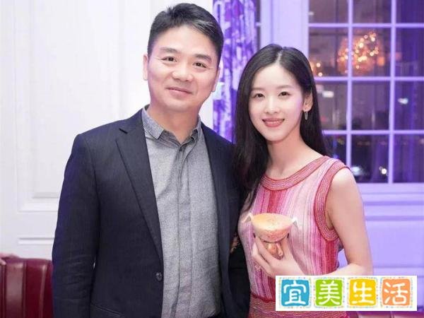 章泽天厉害！登剑桥官网黑发淡妆从容优雅，最年轻富豪气质不一般