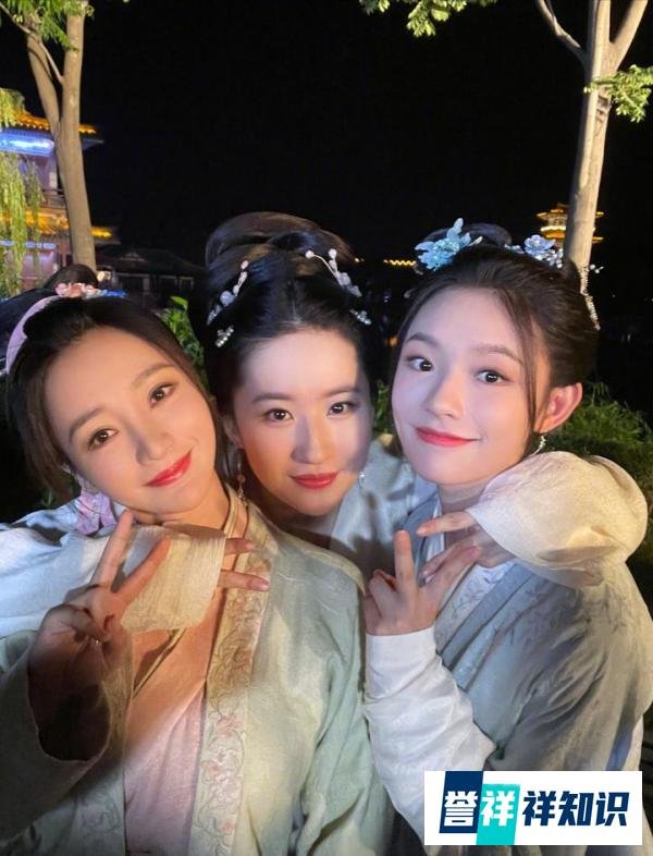 刘亦菲与女明星合照曝光，这次终于不被艳压，女生正常拍照都很美
