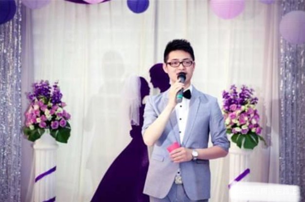 浙江一司仪主持完婚礼上桌吃饭被扣钱，司仪就该饿着肚子工作吗？