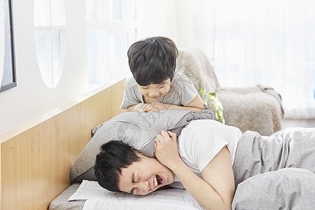 晚上爸爸妈妈在床上晃一晃吵醒孩子